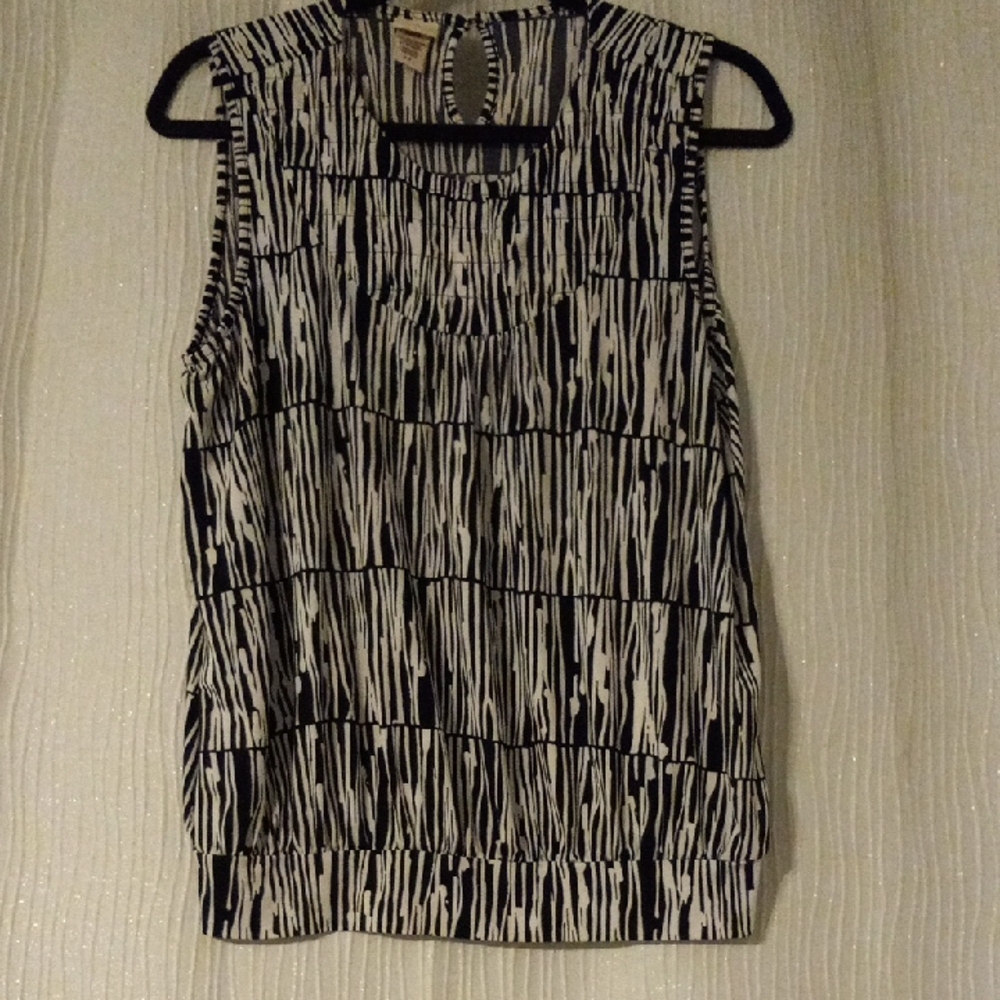Sleeveless Black & White Patterned Women's Top